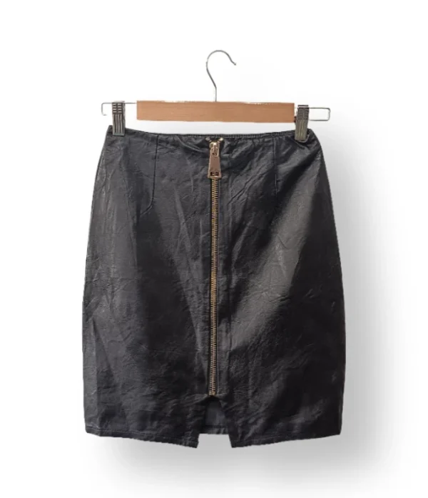 IMG_20251201_132528 Falda negra efecto cuero con cierre frontal – Talla S