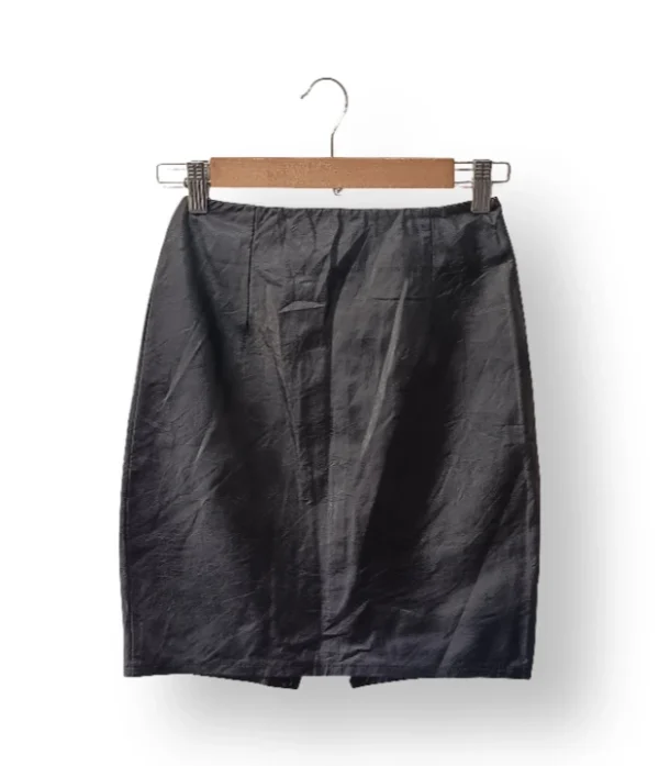IMG_20251201_132535 Falda negra efecto cuero con cierre frontal – Talla S