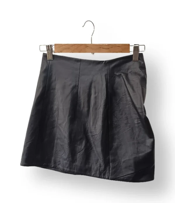 Falda de cuero sintético Bershka – Talla XS