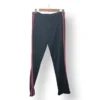 Pantalón deportivo negro con franjas fucsia – Talla S