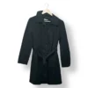 Trench negro clásico elegante