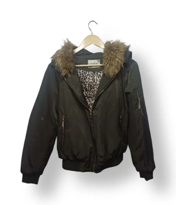 Chaqueta bomber In Vogue con capucha y pelo sintético – Talla M