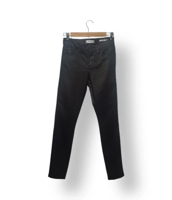 Pantalón Guess negro engomado slim fit – Talla S