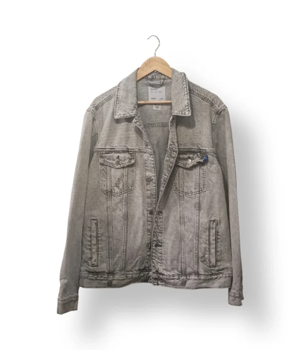 Chaqueta de mezclilla desgastada Bershka – Talla L